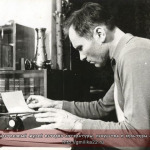 В. М. Шукшин за пишущей машинкой в своем рабочем кабинете.
