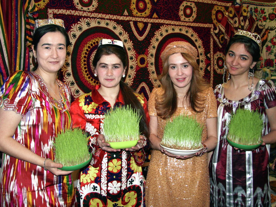 Русско таджикский сегодня. Навруз в Узбекистане и в Таджикистане. Праздник Навруз в Таджикистане. Хан атлас Навруз. Навруз Таджикистан Душанбе.